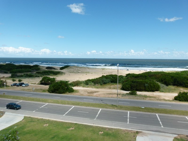 Excepcional departamento en alquiler con cuatro suite en primera fila de Playa Brava.